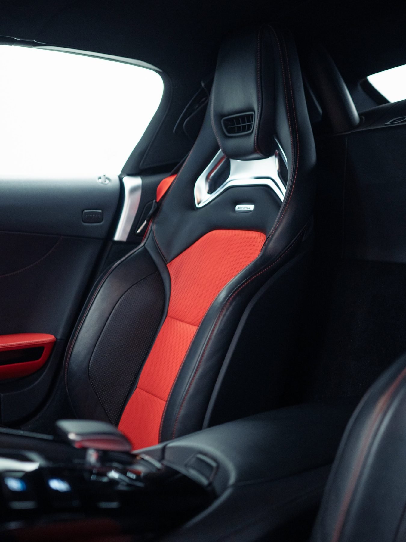 מושב ספורט של מרצדס AMG GT S בעור שחור ואדום מחורר אחרי ניקוי