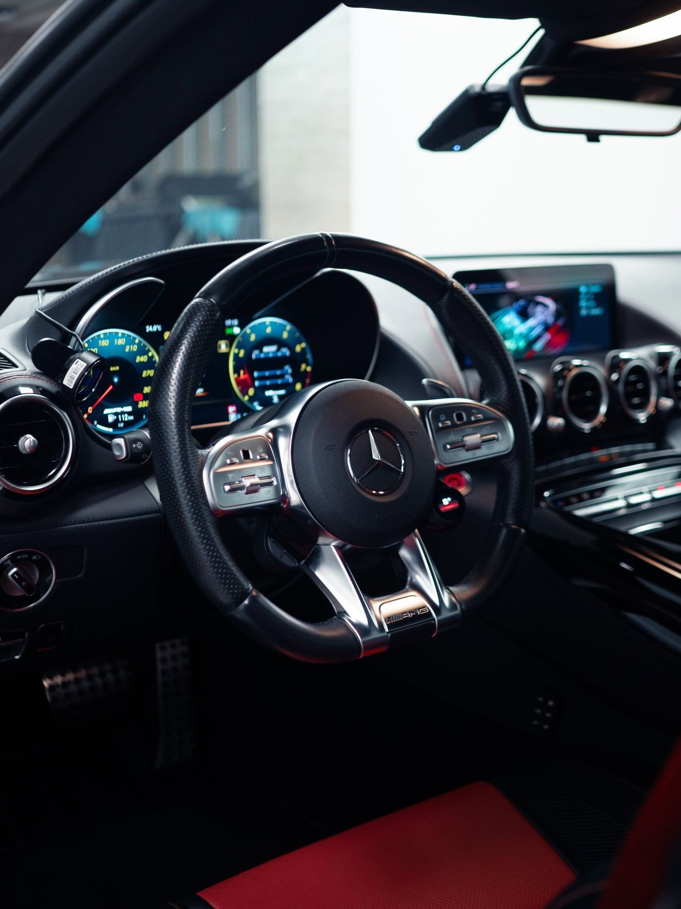 הגה ולוח מחוונים של מרצדס AMG GT S אחרי ניקוי יסודי