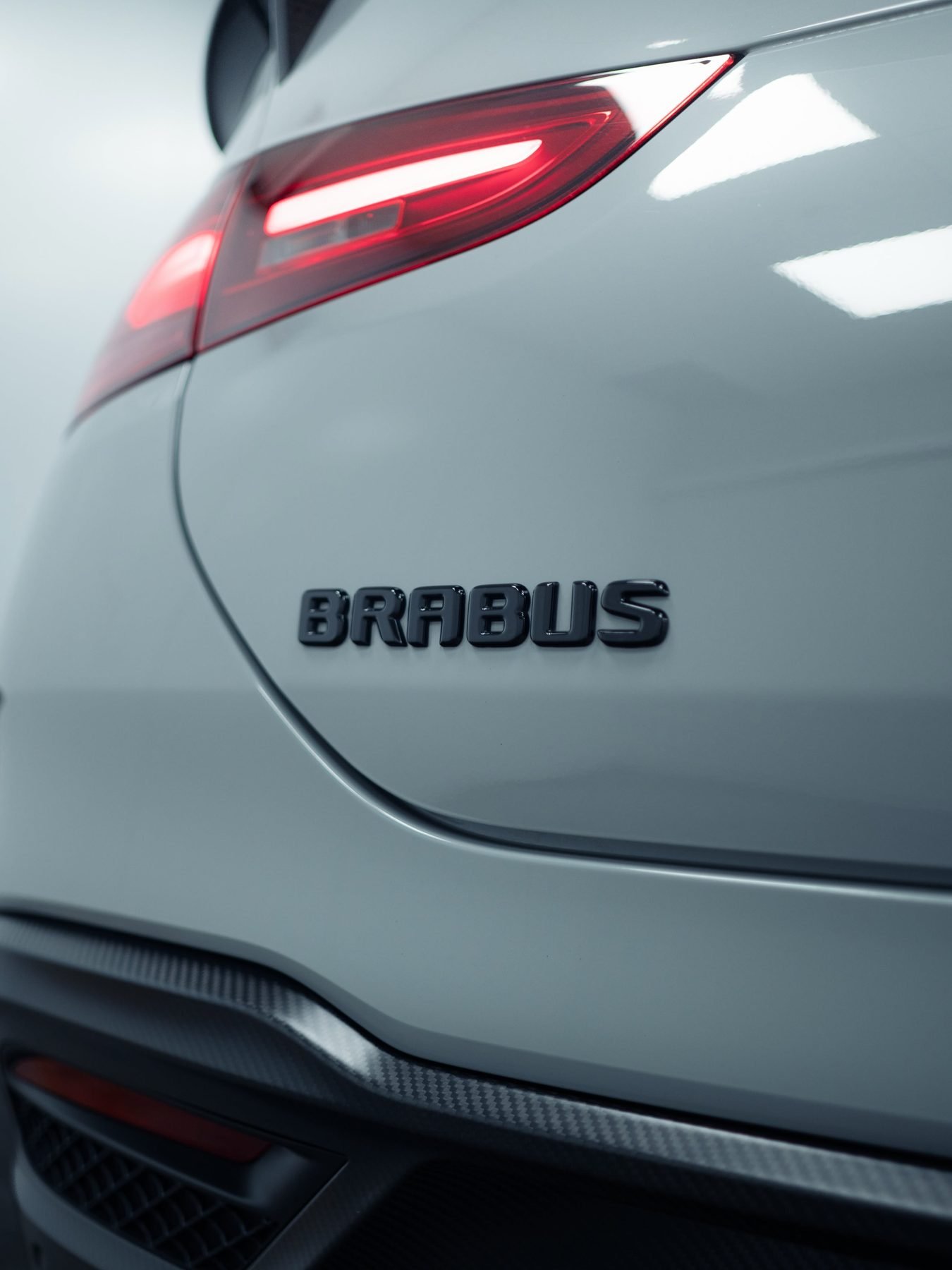 סמל BRABUS על מרצדס GLE קופה אחרי פוליש וציפוי