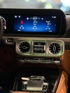 קונסולה מרכזית ופתחי מיזוג נקיים במרצדס G-Class אחרי דיטיילינג