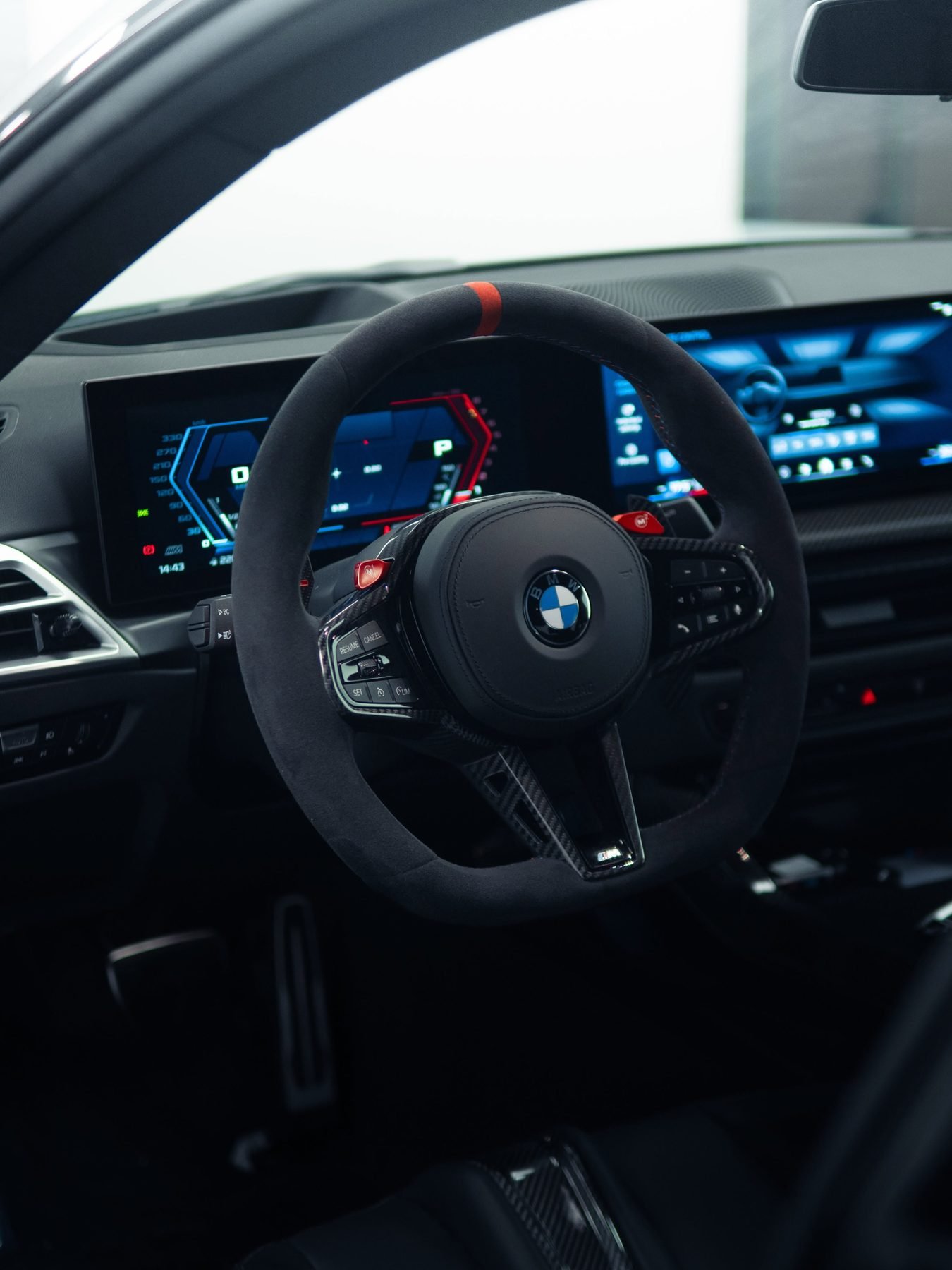 הגה אלקנטרה של BMW M2 CS עם סימון אדום
