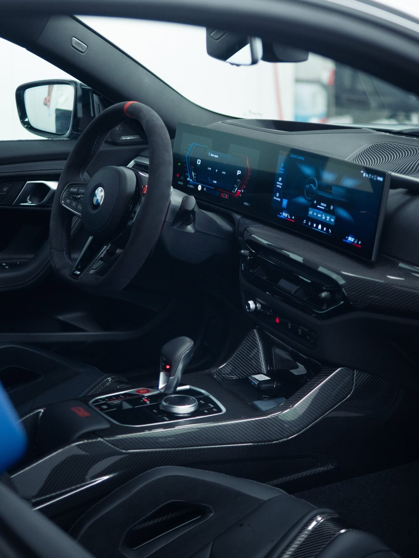 תא הנהג של BMW M2 CS עם חיפויי קרבון ומסכים