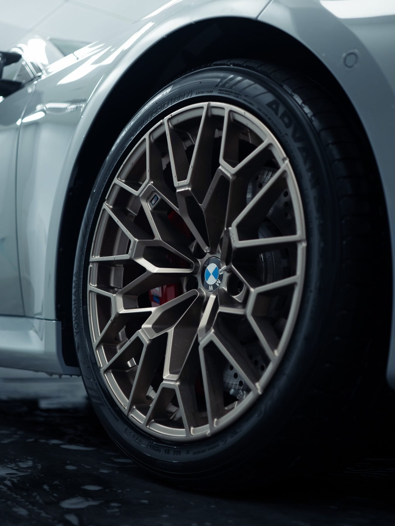 חישוק ומלקחיים אדומים של BMW M2 CS אחרי ניקוי
