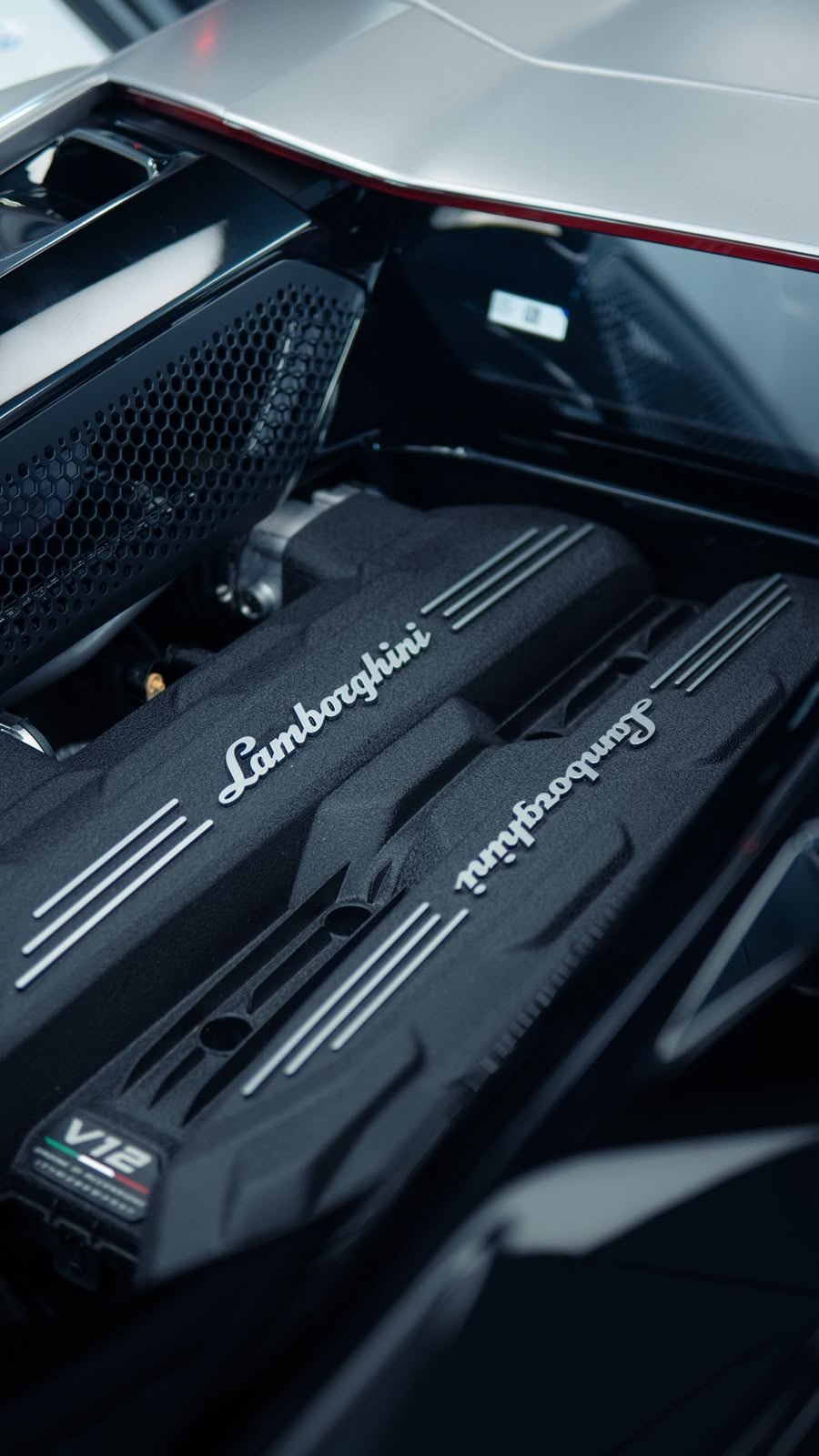 מכסה מנוע V12 של למבורגיני עם כיתוב Lamborghini