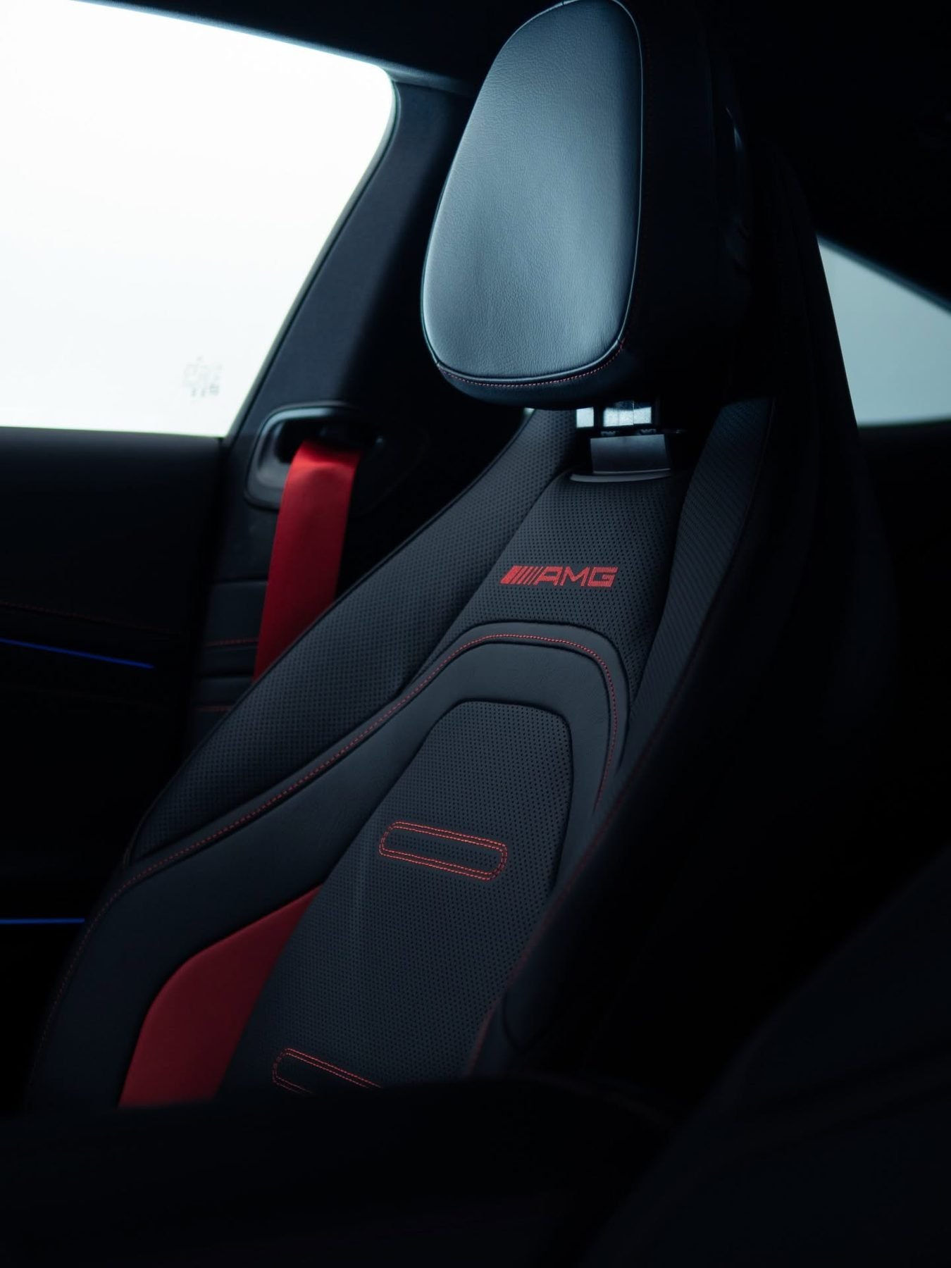 מושב AMG שחור עם תפרים אדומים ולוגו AMG