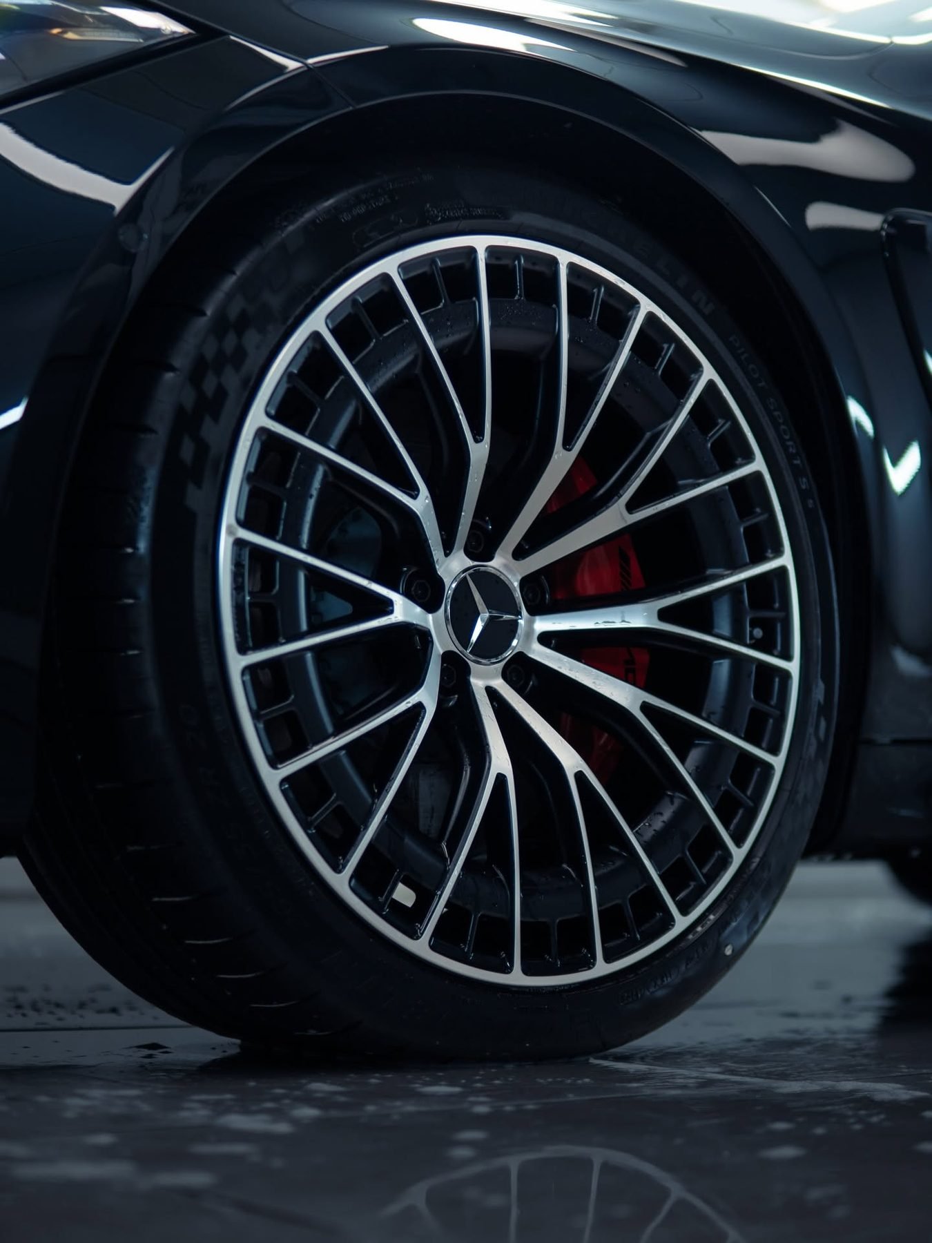 חישוק AMG נקי ומבריק עם קליפר בלמים אדום