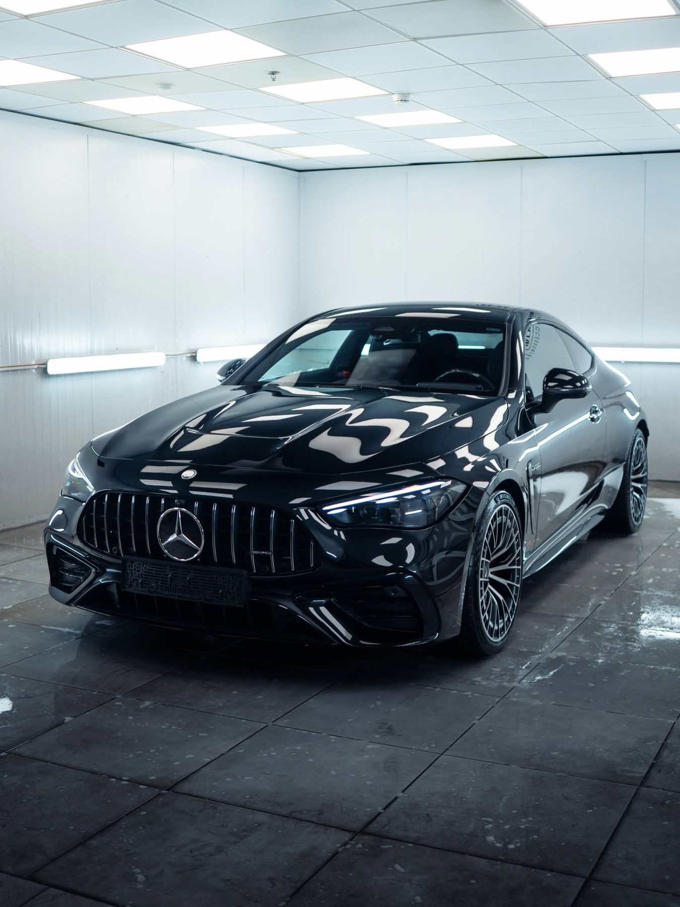 מרצדס AMG CLE 53 שחורה נוצצת לאחר טיפול דיטיילינג מלא