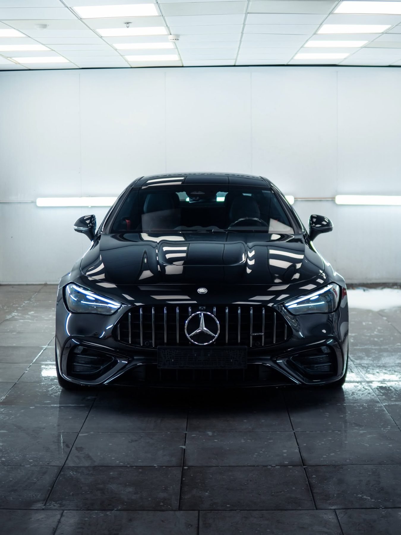 מבט חזיתי ישיר על המרצדס AMG לאחר הטיפול
