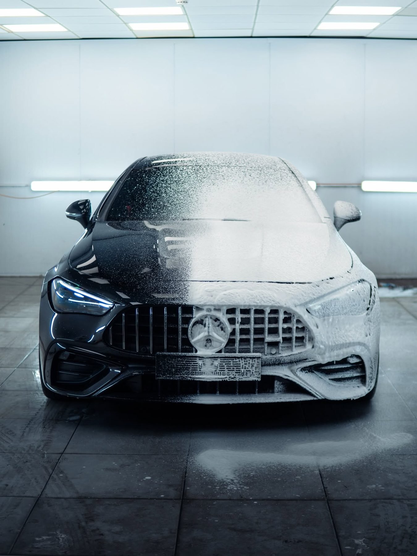 מרצדס AMG CLE 53 שחורה מכוסה קצף ניקוי לפני הדיטיילינג