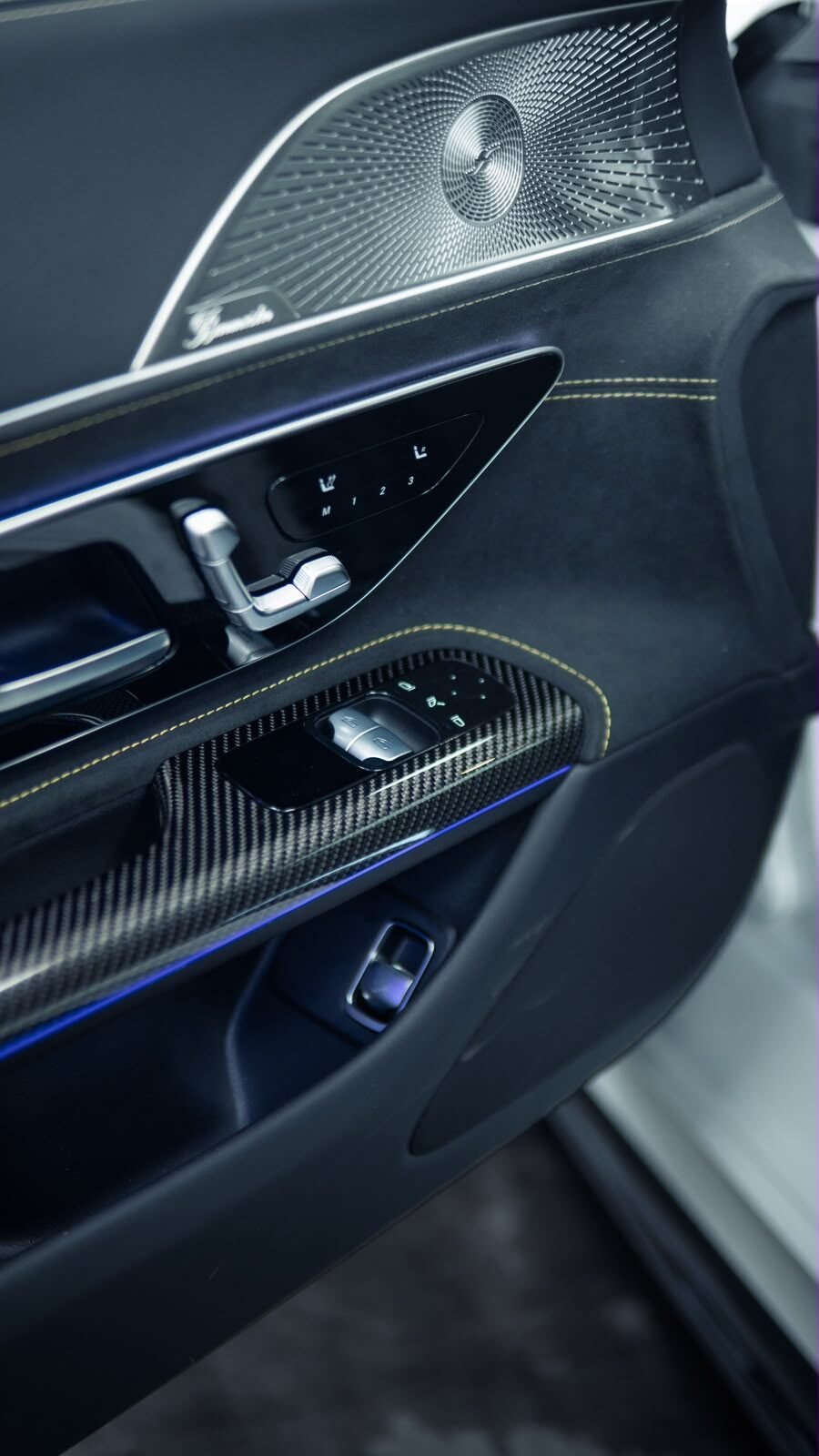 לחצני בקרת דלת בגימור קרבון במרצדס AMG GT 63