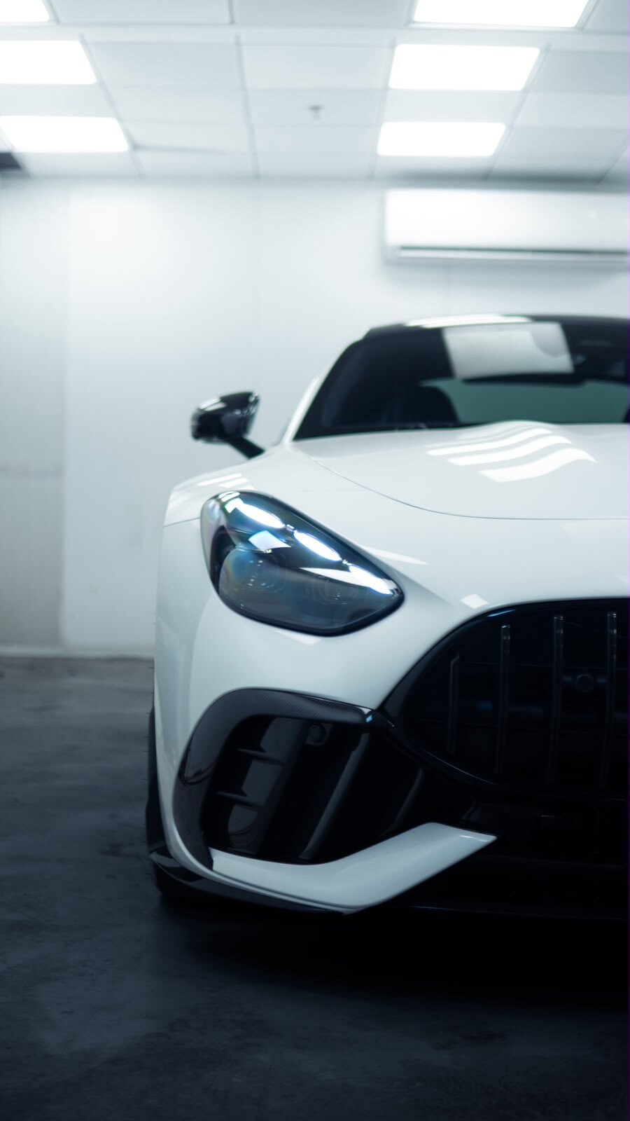 תקריב על פנס חזית של מרצדס AMG GT 63