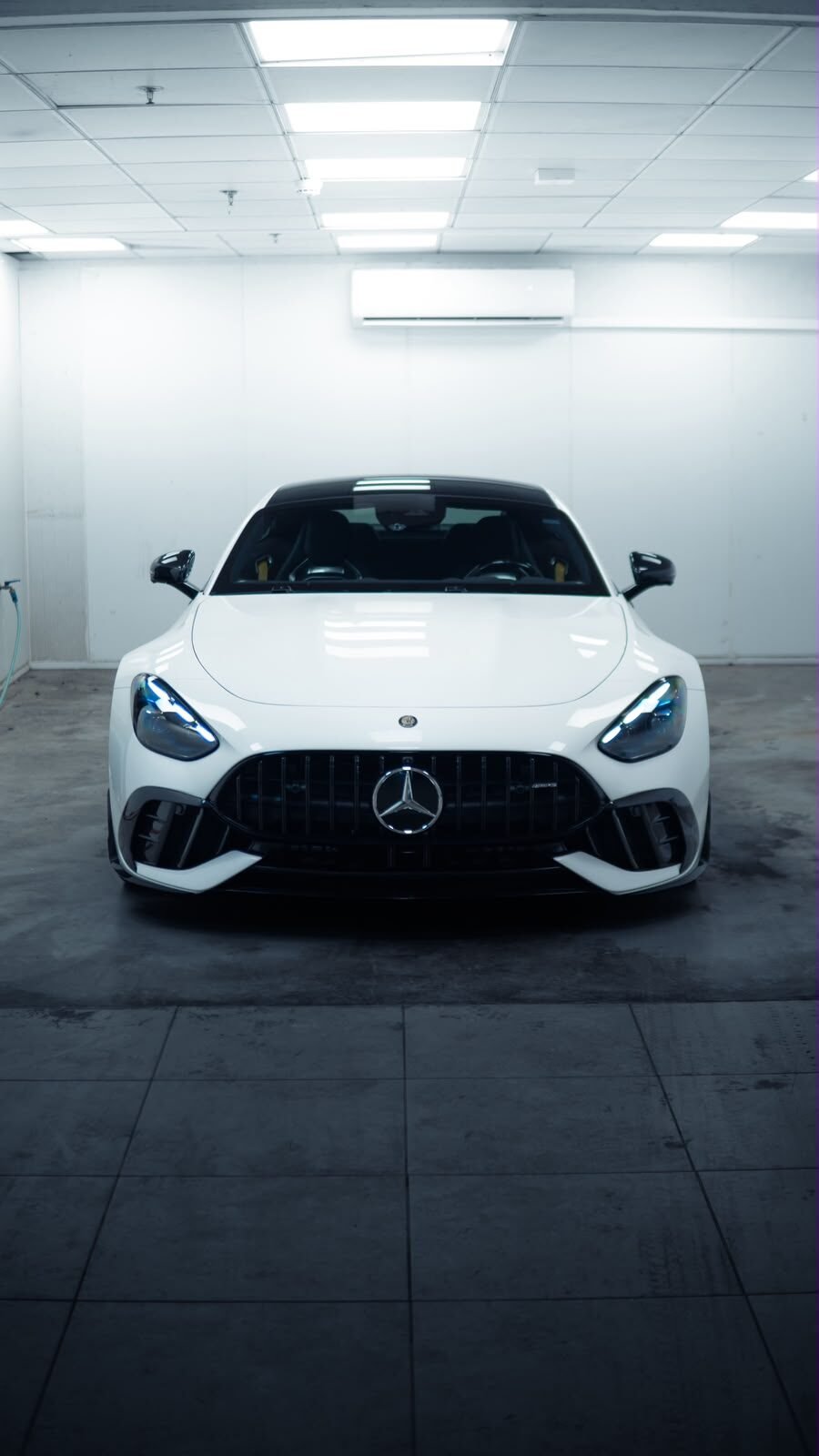 חזית מרצדס AMG GT 63 לבנה לאחר דיטיילינג מלא
