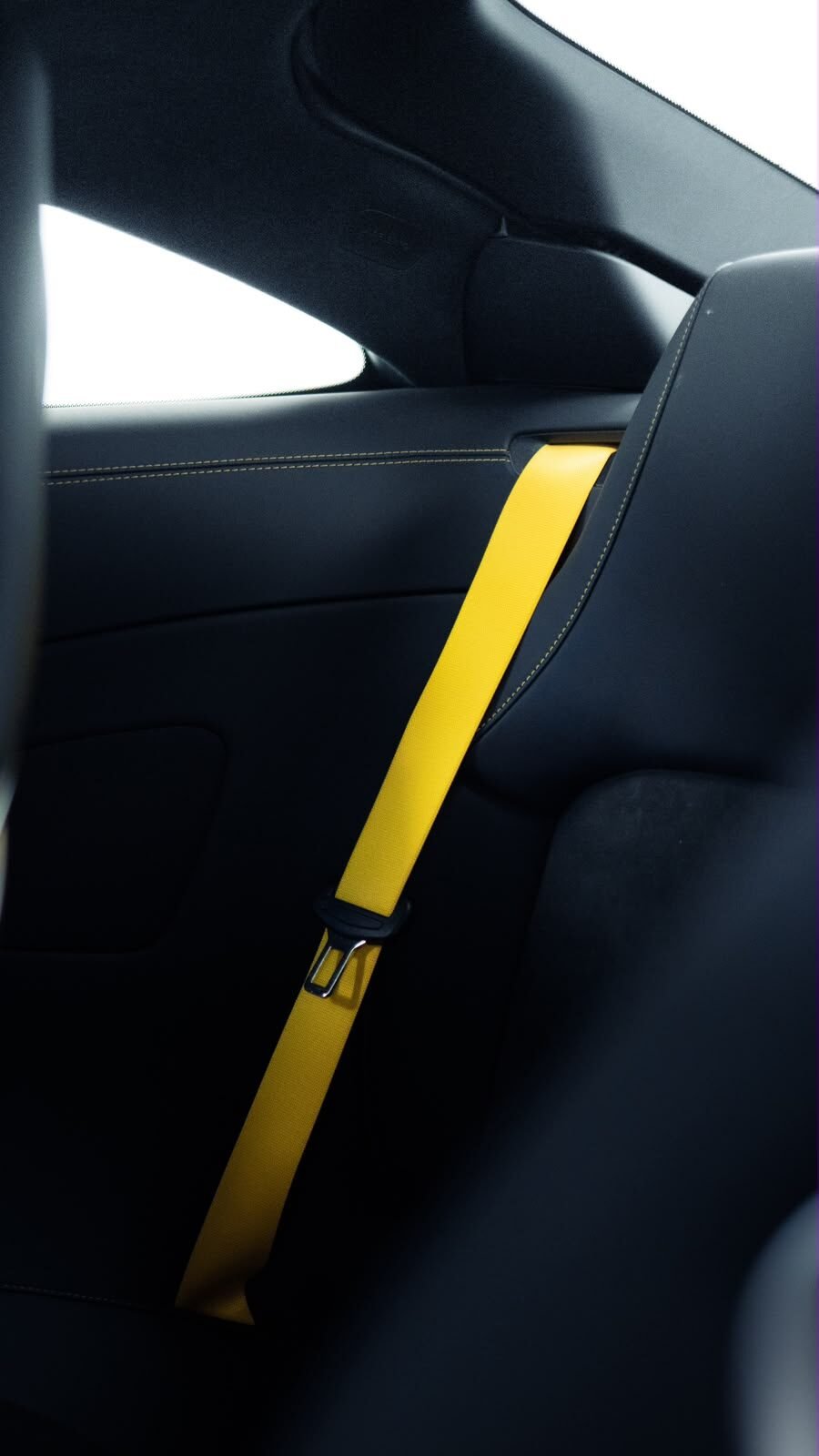 חגורת בטיחות צהובה בפנים שחור של מרצדס AMG GT 63