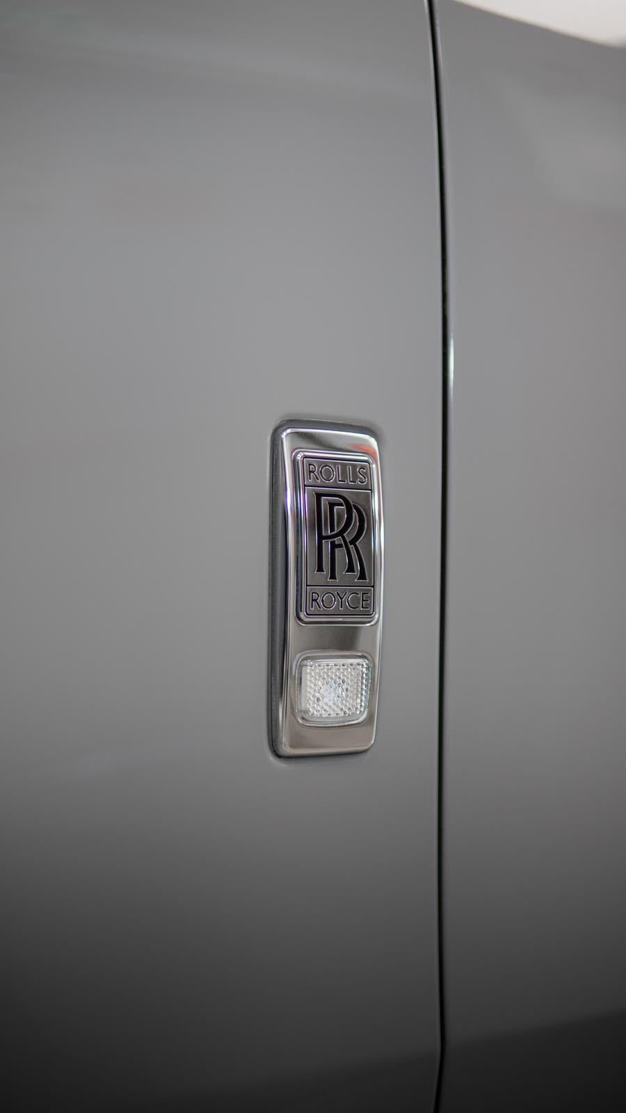 סמל Rolls Royce על דלת הרכב