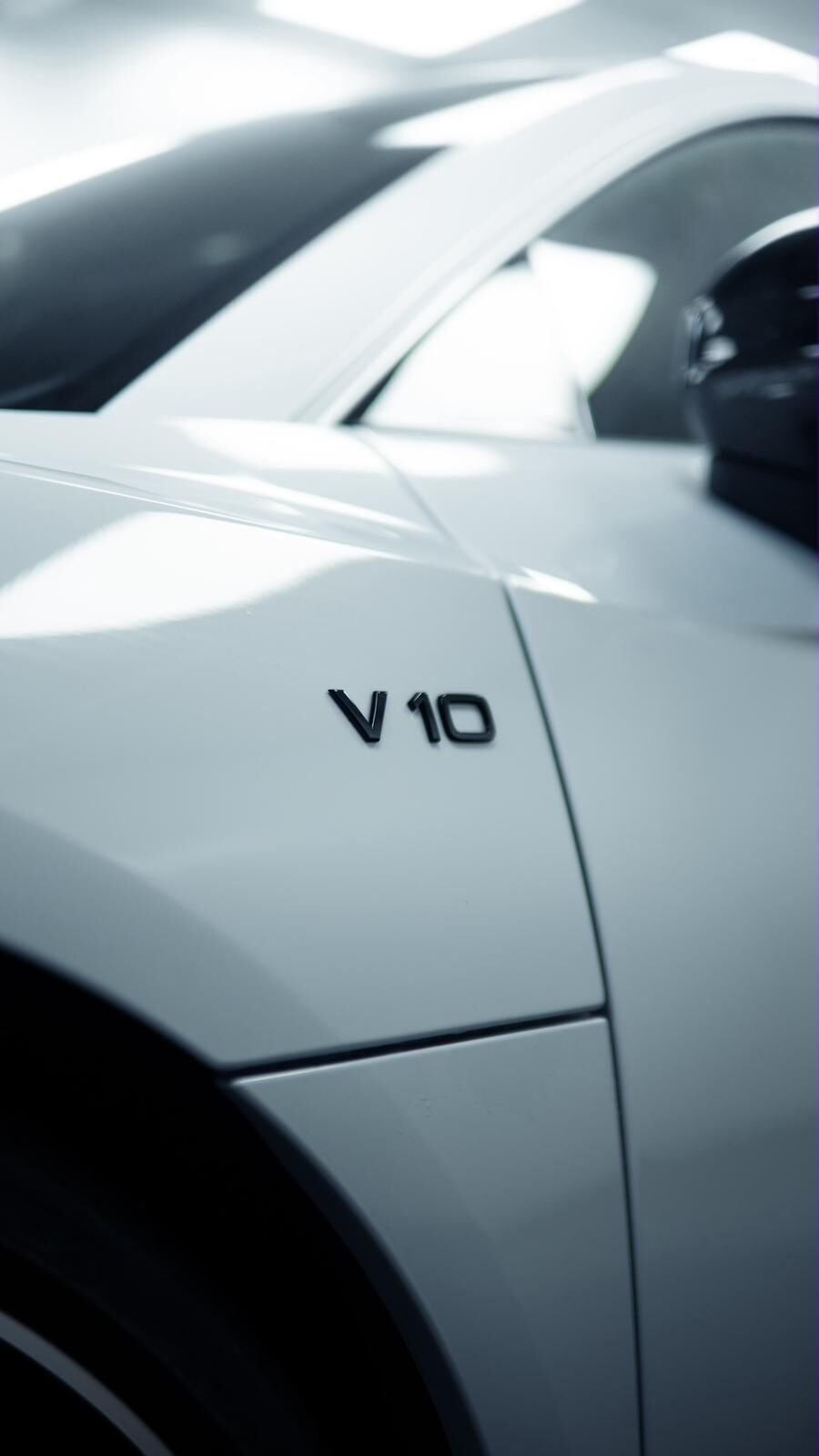 תג V10 על כנף האאודי R8 עם ברק אחיד לאחר הציפוי