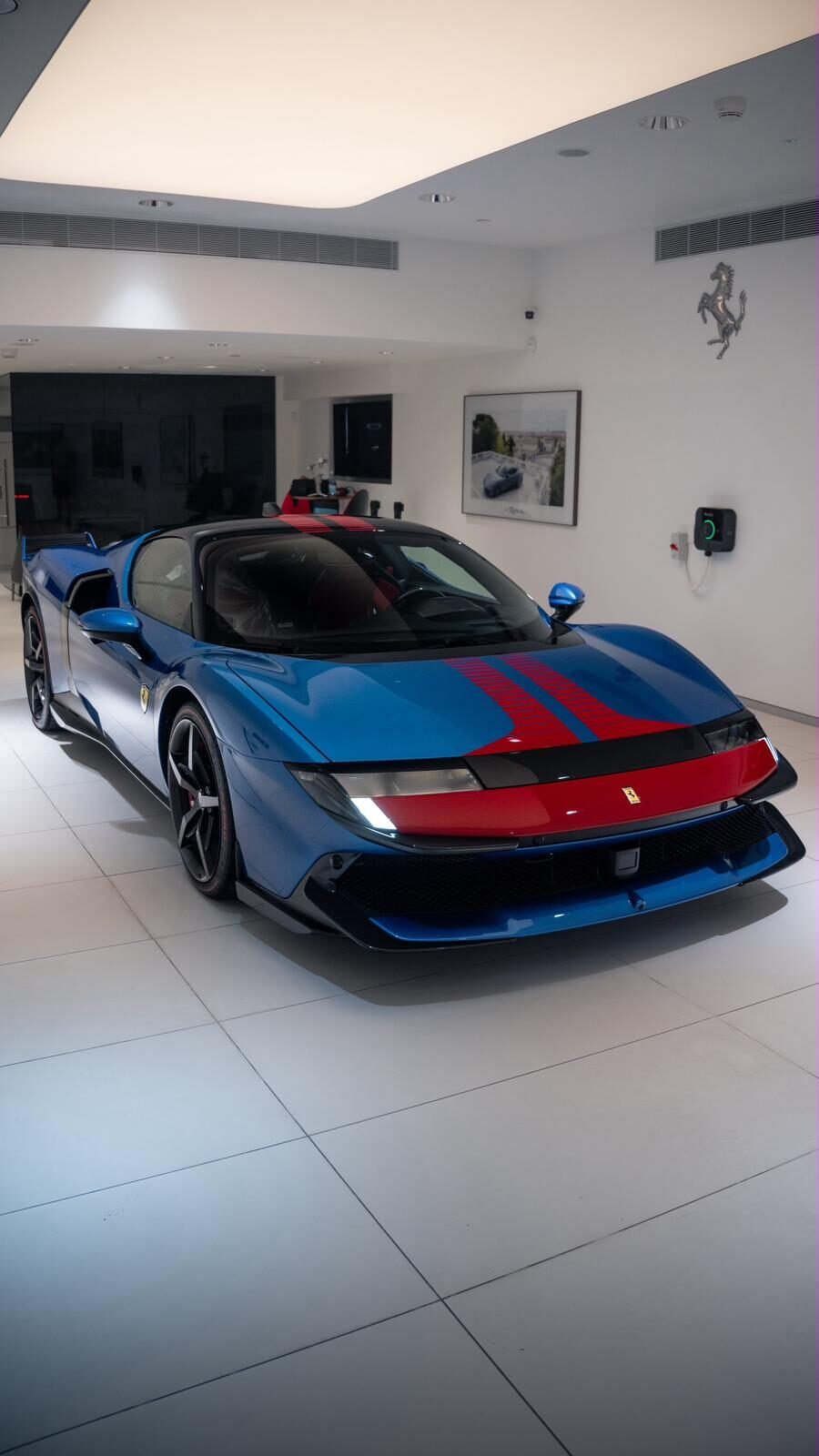 פרארי 849 Testarossa מלפנים אחרי הפוליש באולם התצוגה