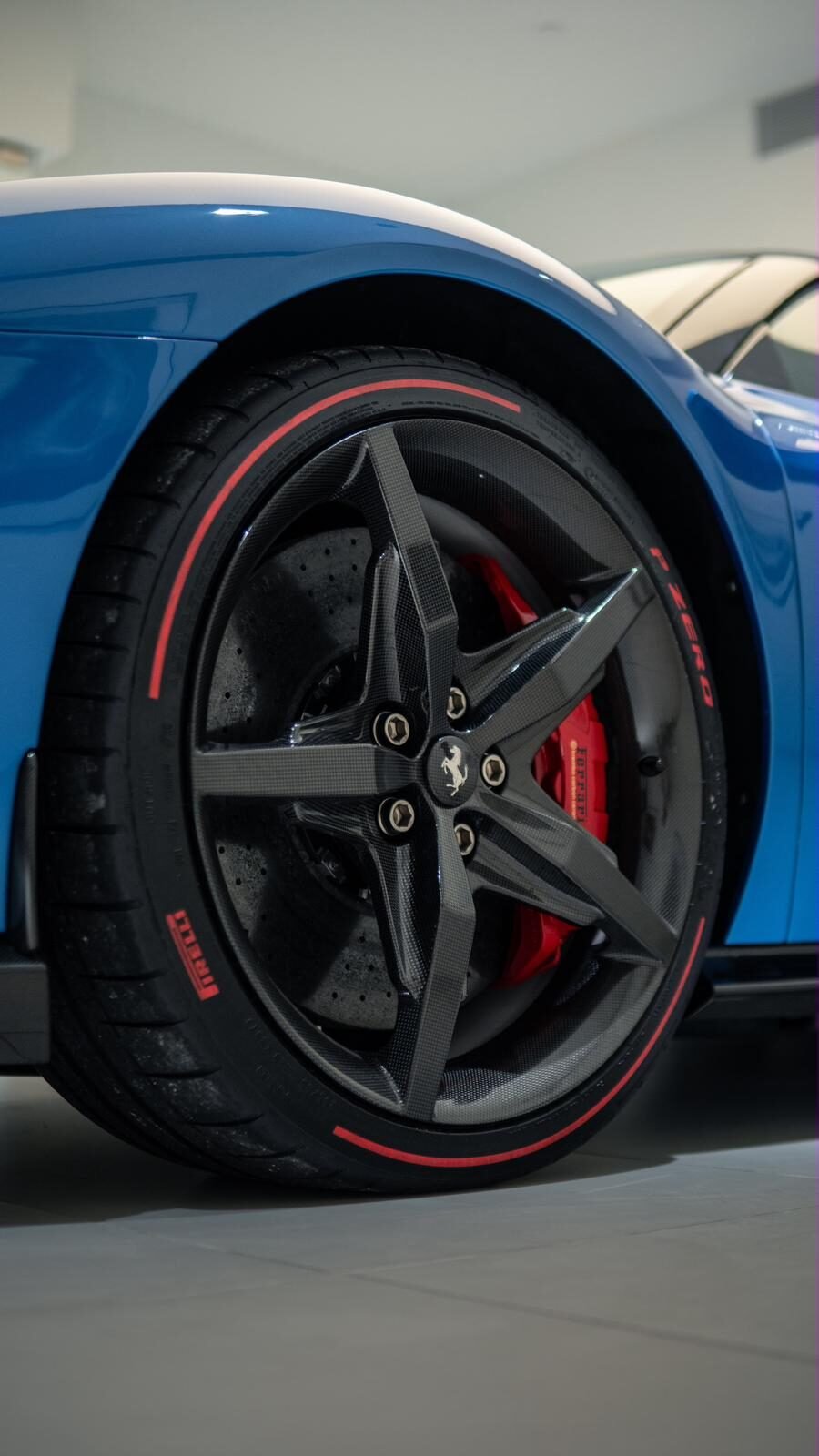 גלגל של פרארי 849 Testarossa עם צמיגי Pirelli P Zero ושבבי בלם Ferrari Brembo