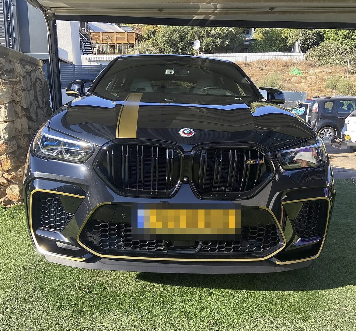 BMW X6 M Competition שחורה עם פסי זהב אחרי פוליש וציפוי ננו, מבט מלפנים