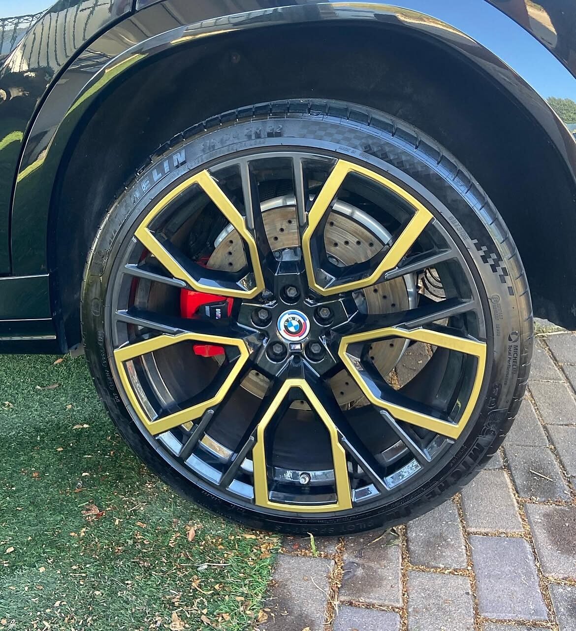 ג'נט שחור-זהב של BMW X6 M Competition אחרי ניקוי