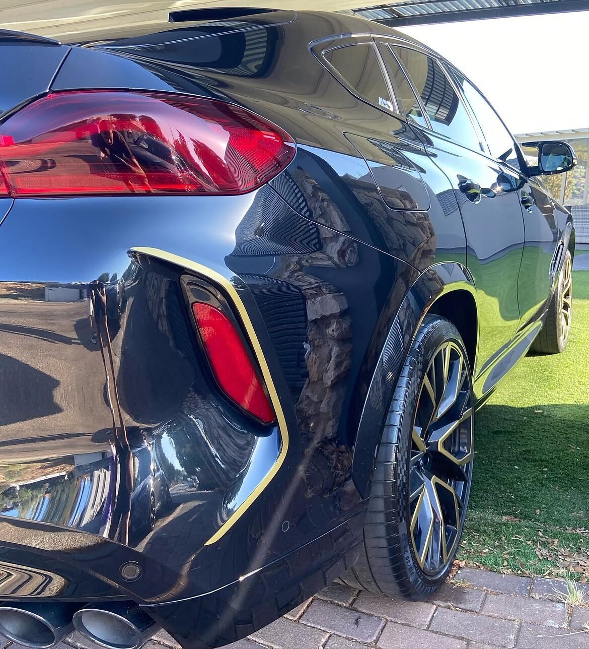 השתקפות חדה בצבע השחור של BMW X6 M Competition אחרי פוליש