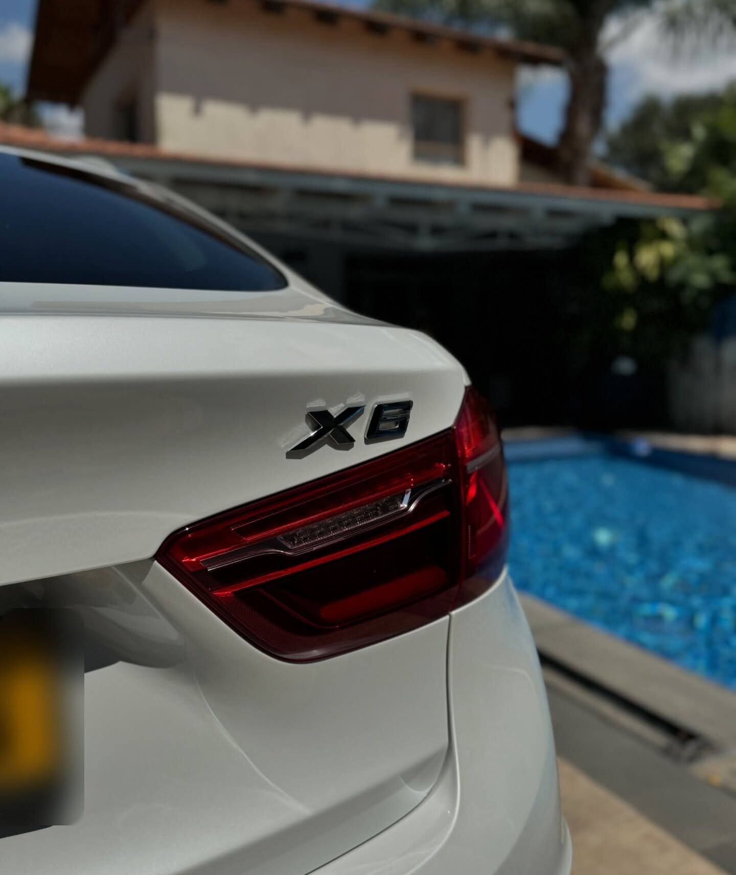 סמל X6 ופנס אחורי של BMW לבנה