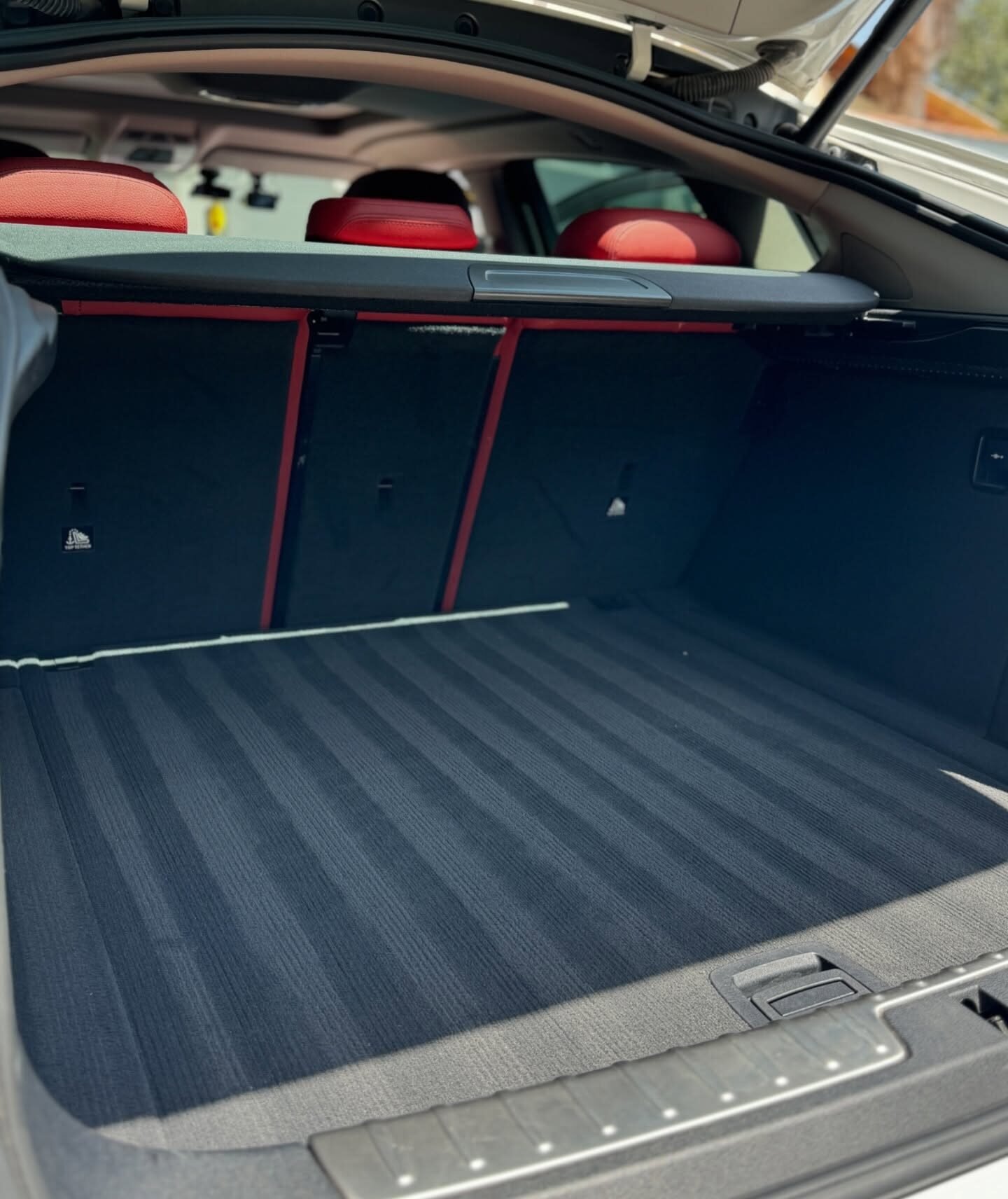 תא מטען של BMW X6 אחרי שאיבה וניקוי