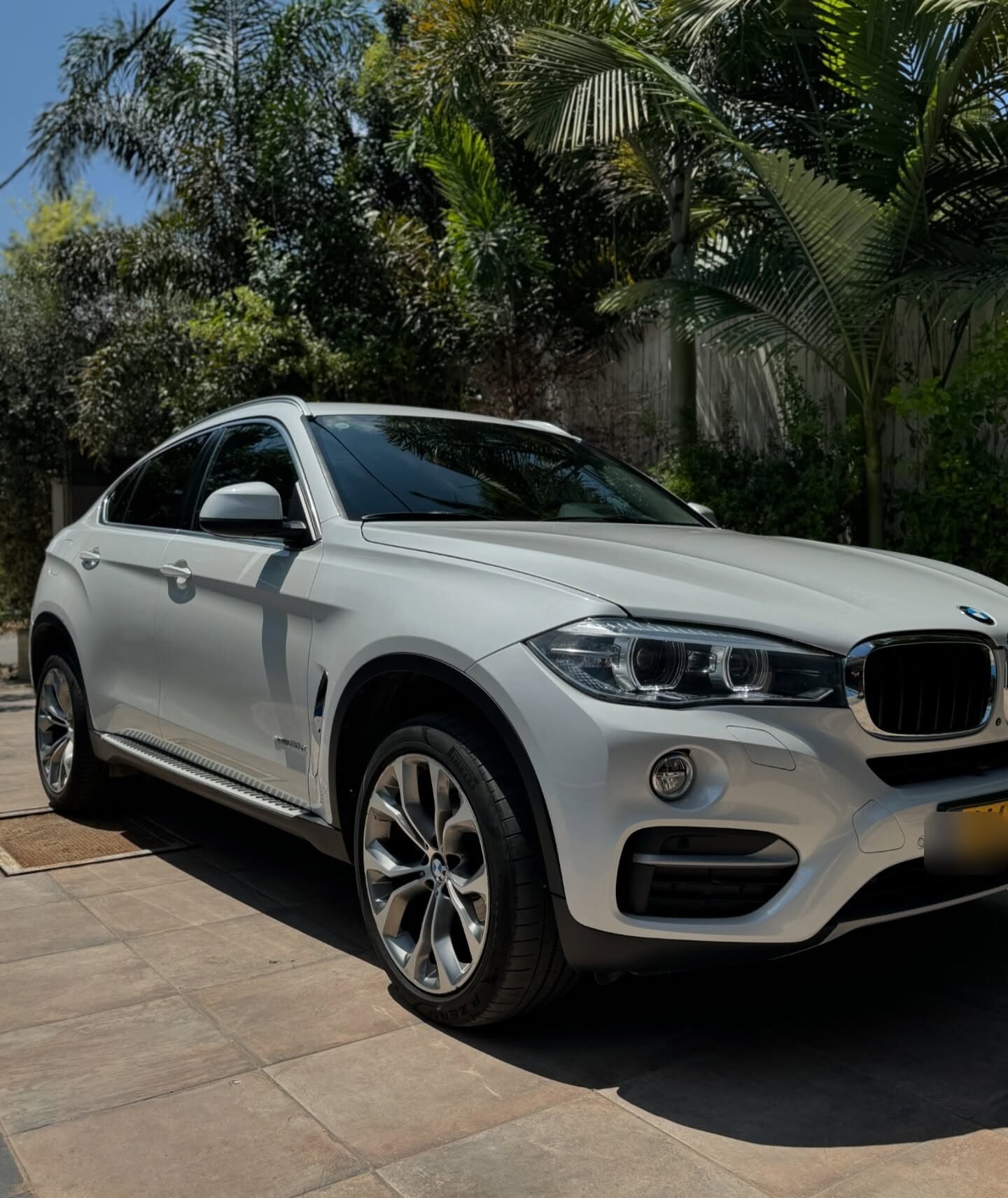 BMW X6 לבנה בחצר הלקוחה, מבט שלושת רבעי מלפנים