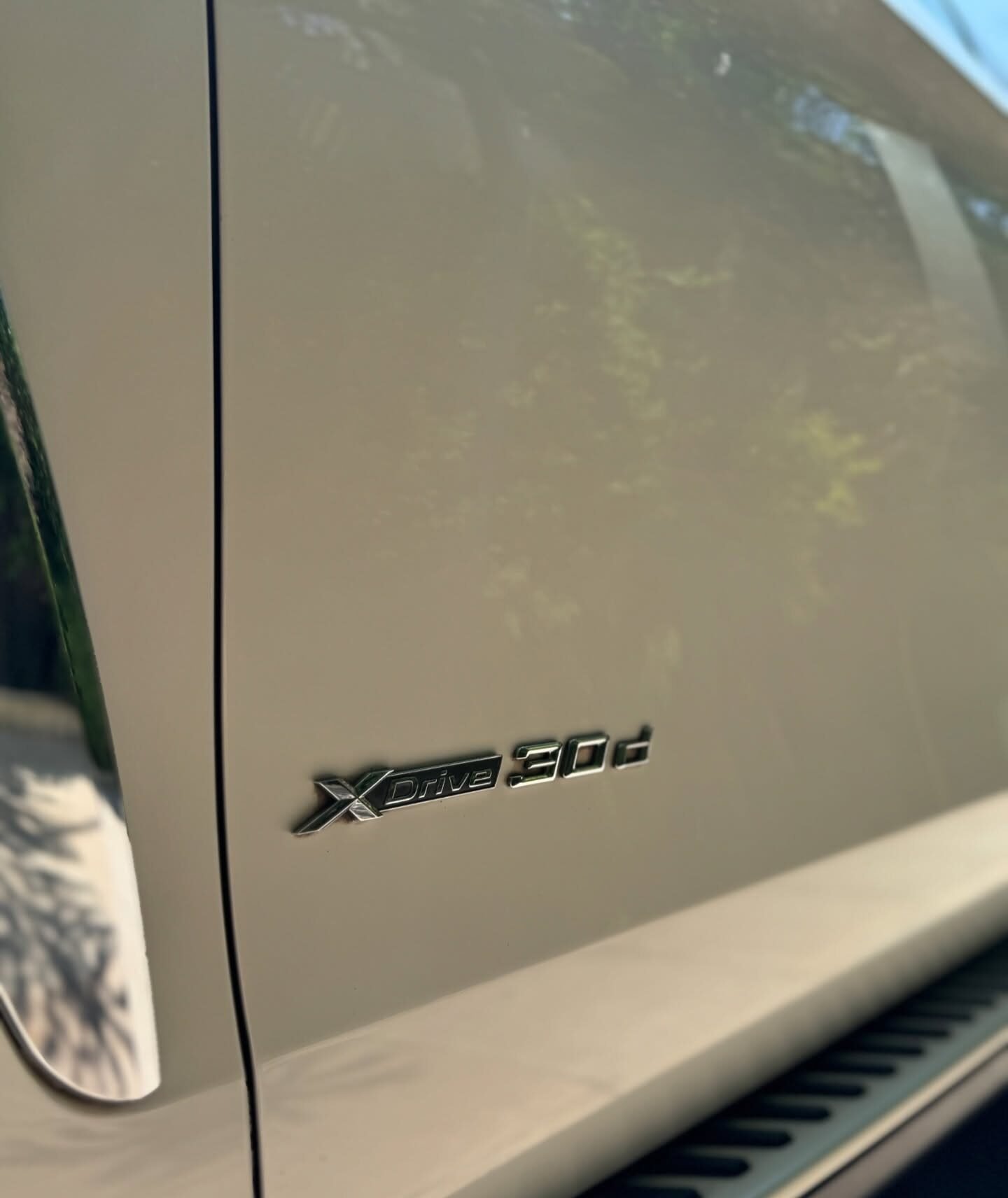 סמל xDrive30d על הדופן של BMW X6 לבנה