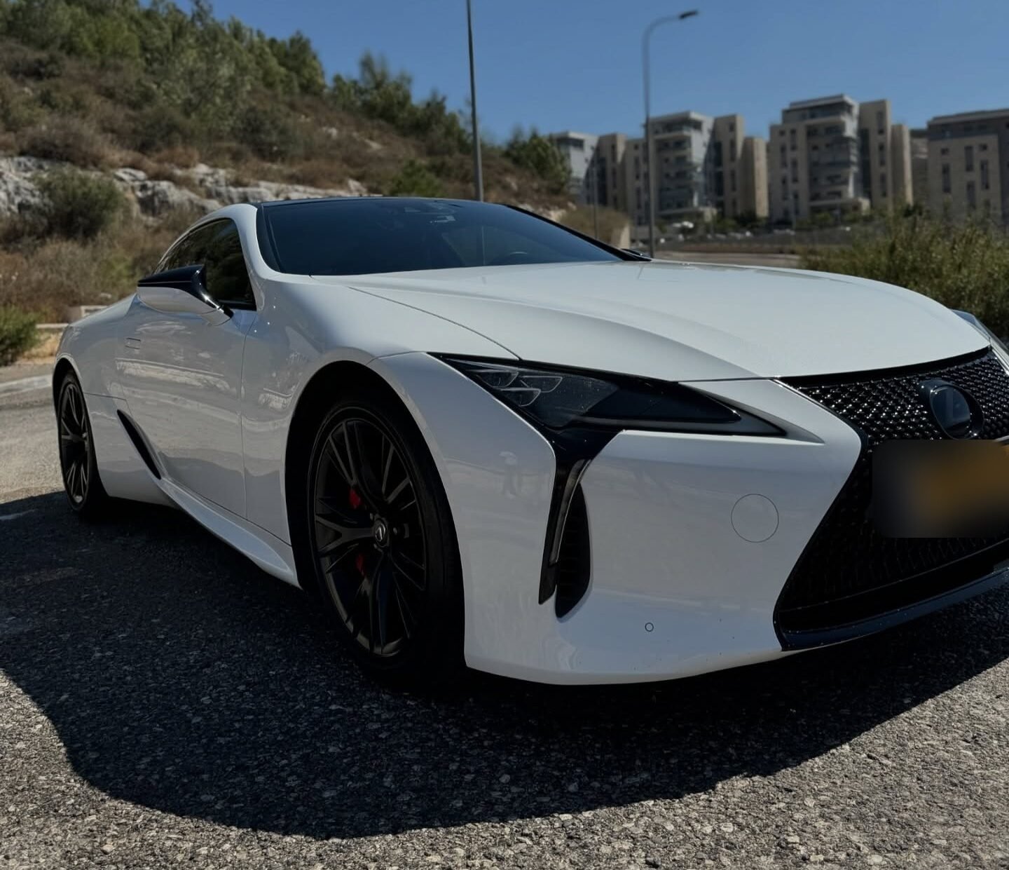 לקסוס LC לבנה אחרי דיטיילינג, מבט שלושת רבעי מלפנים