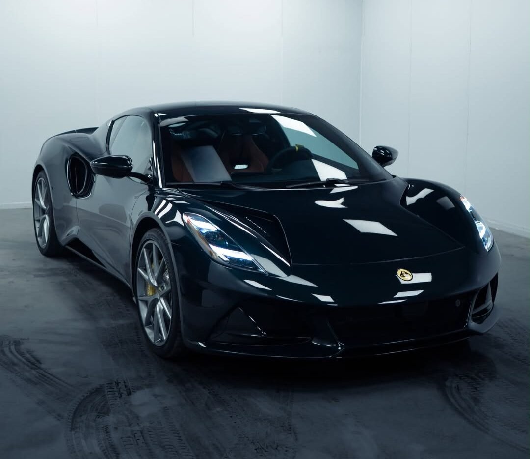 Lotus Emira שחורה אחרי דיטיילינג, מבט שלושת רבעי מלפנים