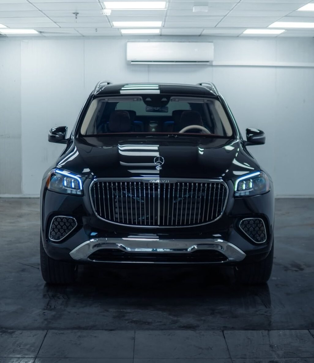 מרצדס-מייבאך GLS 600 שחורה מבט מלפנים עם גריל המייבאך