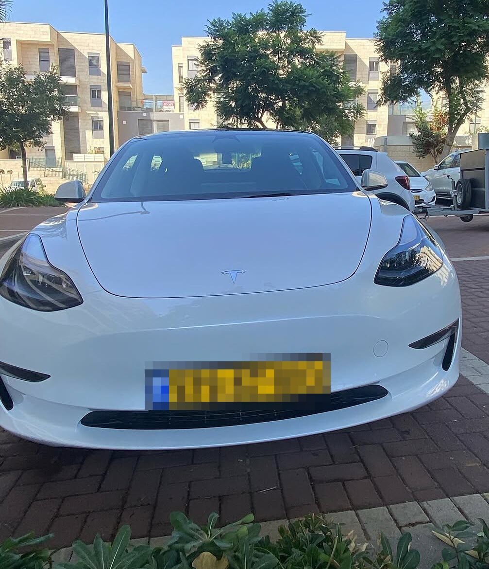 טסלה מודל 3 לבנה אחרי דיטיילינג עד הבית, מבט מלפנים